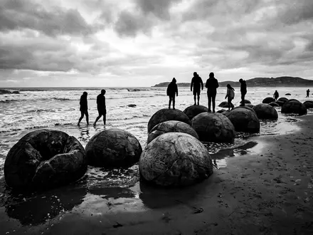 Schwarzweiss-Reportagebild vom Wahrzeichen Moeraki Boulders in Moeraki Neuseeland, dokumentarische Reisefotografie mit starken Kontrasten - Foto: THN