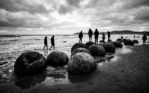 Schwarzweiss-Reportagebild vom Wahrzeichen Moeraki Boulders in Moeraki Neuseeland, dokumentarische Reisefotografie mit starken Kontrasten - Foto: THN
