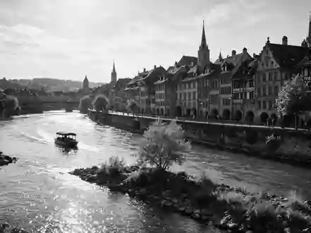Schwarzweiss-Reportagebild vom Wahrzeichen Altstadt Bern in Bern Schweiz, dokumentarische Reisefotografie mit starken Kontrasten - Foto: THN