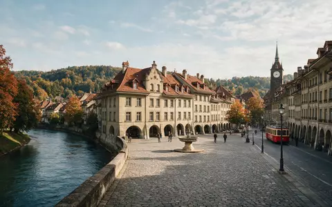 Editorialbild im Reisemagazin-Stil vom Wahrzeichen Altstadt Bern in Bern Schweiz, ausgewogene Bildgestaltung und natuerliches Umgebungslicht - Foto: THN