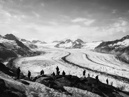 Schwarzweiss-Reportagebild vom Wahrzeichen Aletschgletscher in Fiesch Schweiz, dokumentarische Reisefotografie mit starken Kontrasten - Foto: THN