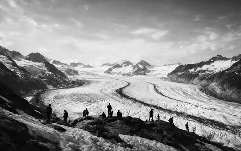 Schwarzweiss-Reportagebild vom Wahrzeichen Aletschgletscher in Fiesch Schweiz, dokumentarische Reisefotografie mit starken Kontrasten - Foto: THN