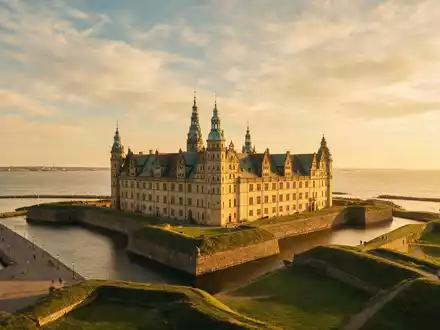 Fotorealistische Panoramaaufnahme von Schloss Kronborg in Helsingör Dänemark, warmes Abendlicht auf Wahrzeichen - Foto: THN