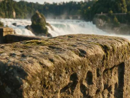 Extreme Makroaufnahme eines Materialdetails am Wahrzeichen Rheinfall Schaffhausen in Neuhausen am Rheinfall Schweiz, taktile Struktur - Foto: THN
