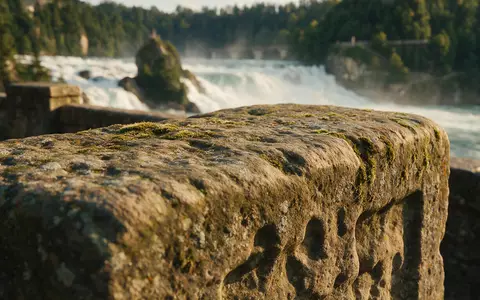 Extreme Makroaufnahme eines Materialdetails am Wahrzeichen Rheinfall Schaffhausen in Neuhausen am Rheinfall Schweiz, taktile Struktur - Foto: THN