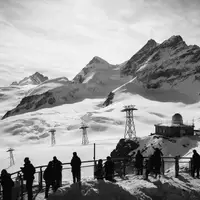Schwarzweiss-Reportagebild vom Wahrzeichen Jungfraujoch in Jungfraujoch Schweiz, dokumentarische Reisefotografie mit starken Kontrasten - Foto: THN