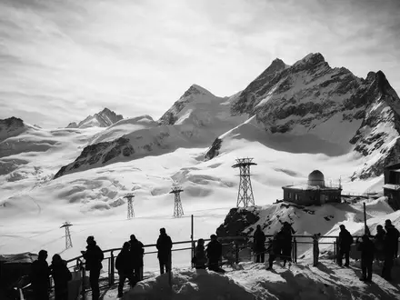 Schwarzweiss-Reportagebild vom Wahrzeichen Jungfraujoch in Jungfraujoch Schweiz, dokumentarische Reisefotografie mit starken Kontrasten - Foto: THN