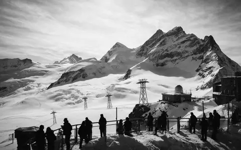 Schwarzweiss-Reportagebild vom Wahrzeichen Jungfraujoch in Jungfraujoch Schweiz, dokumentarische Reisefotografie mit starken Kontrasten - Foto: THN