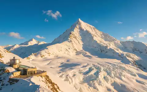 Fotorealistische Panoramaaufnahme von Jungfraujoch in Jungfraujoch Schweiz, warmes Abendlicht auf Wahrzeichen im Reisemotiv - Foto: THN