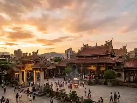 Fotorealistische Panoramaaufnahme von Longshan-Tempel Taipeh in Taipeh Taiwan, warmes Abendlicht auf Wahrzeichen - Foto: THN