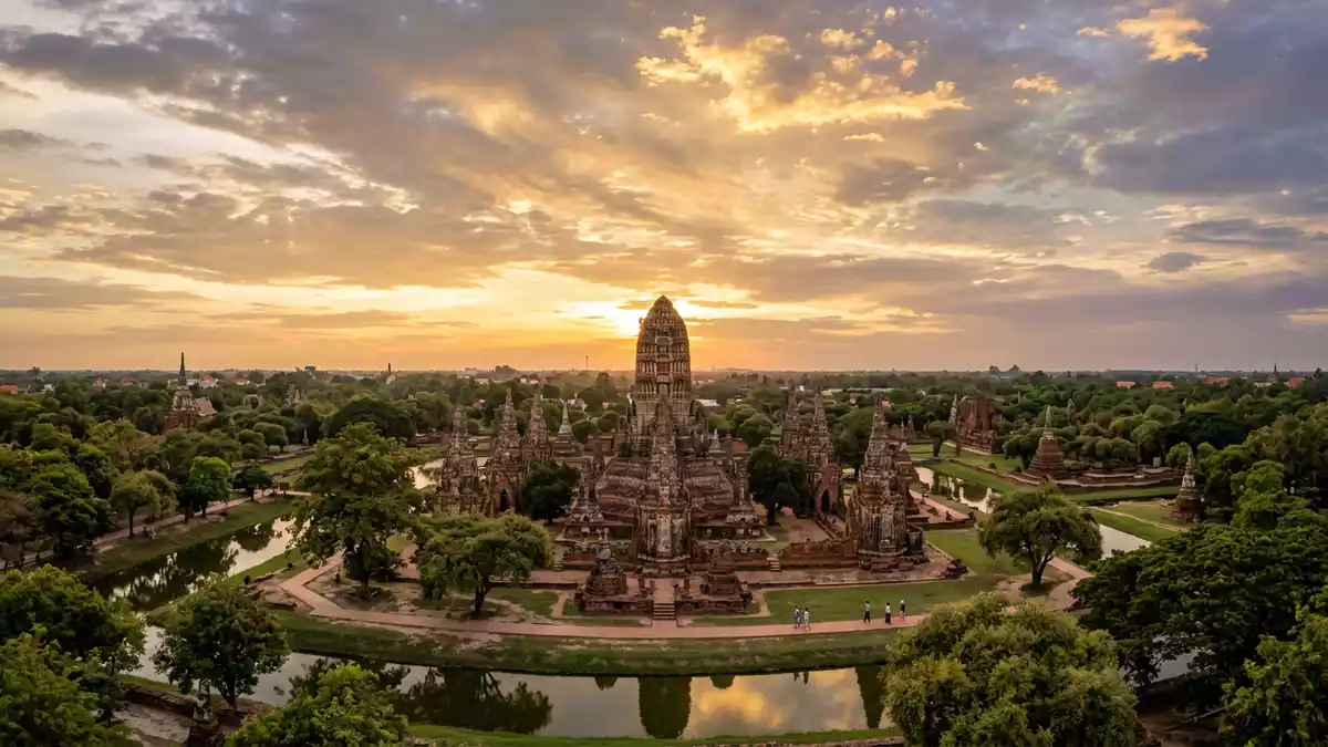 Fotorealistische Ansicht von Historischer Park Ayutthaya in Ayutthaya, Thailand im Abendlicht