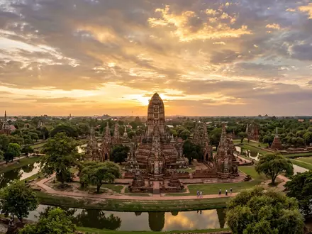 Fotorealistische Panoramaaufnahme von Historischer Park Ayutthaya in Ayutthaya Thailand, warmes Abendlicht auf Wahrzeichen - Foto: THN