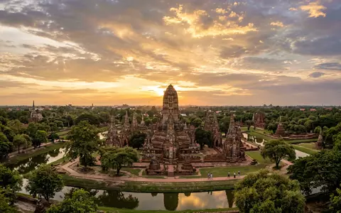 Fotorealistische Panoramaaufnahme von Historischer Park Ayutthaya in Ayutthaya Thailand, warmes Abendlicht auf Wahrzeichen - Foto: THN