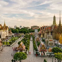 Editorialbild im Reisemagazin-Stil vom Wahrzeichen Königspalast Bangkok in Bangkok Thailand, ausgewogene Bildgestaltung und natuerliches Umgebungslicht - Foto: THN