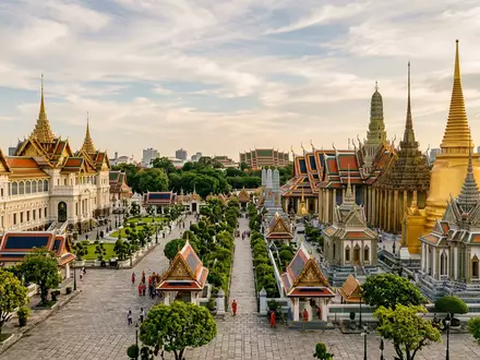 Editorialbild im Reisemagazin-Stil vom Wahrzeichen Königspalast Bangkok in Bangkok Thailand, ausgewogene Bildgestaltung und natuerliches Umgebungslicht - Foto: THN