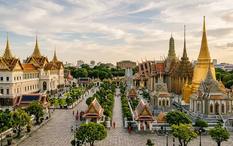 Editorialbild im Reisemagazin-Stil vom Wahrzeichen Königspalast Bangkok in Bangkok Thailand, ausgewogene Bildgestaltung und natuerliches Umgebungslicht - Foto: THN
