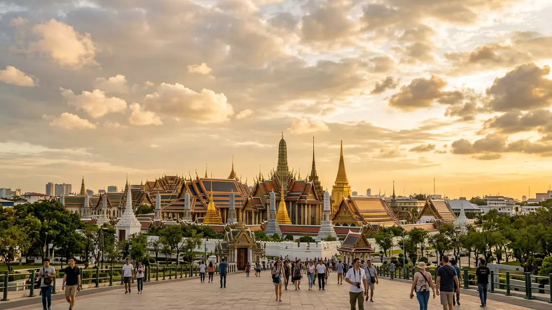 Fotorealistische Ansicht von Königspalast Bangkok in Bangkok, Thailand im Abendlicht