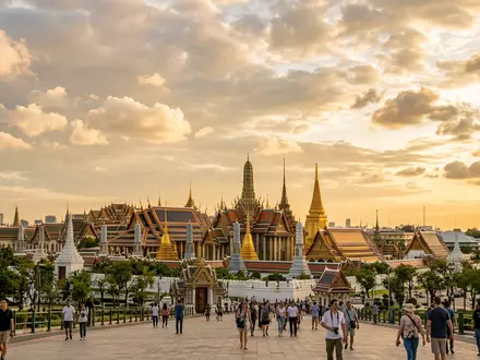 Fotorealistische Panoramaaufnahme von Königspalast Bangkok in Bangkok Thailand, warmes Abendlicht auf Wahrzeichen - Foto: THN