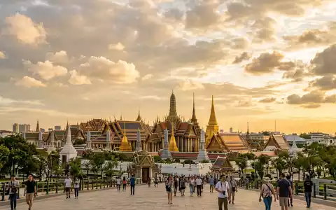Fotorealistische Panoramaaufnahme von Königspalast Bangkok in Bangkok Thailand, warmes Abendlicht auf Wahrzeichen - Foto: THN