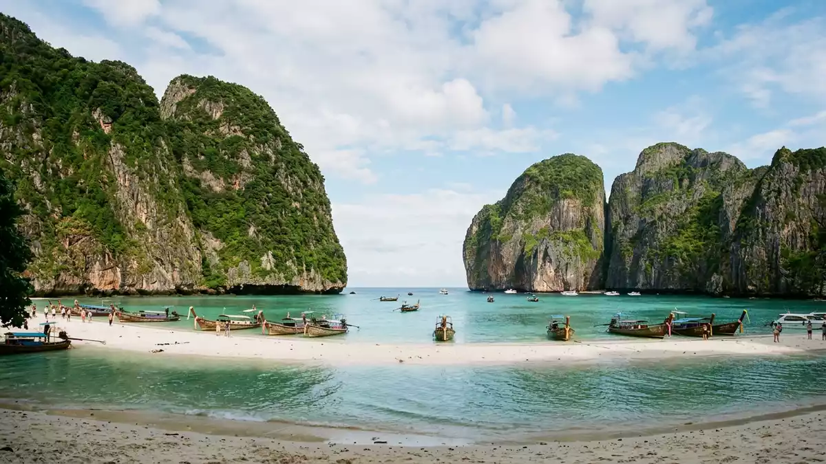 Editorial-Reisemagazinbild vom Wahrzeichen Maya Bay in Ko Phi Phi Leh, Thailand