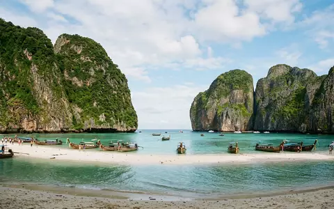 Editorialbild im Reisemagazin-Stil vom Wahrzeichen Maya Bay in Ko Phi Phi Leh Thailand, ausgewogene Bildgestaltung - Foto: THN