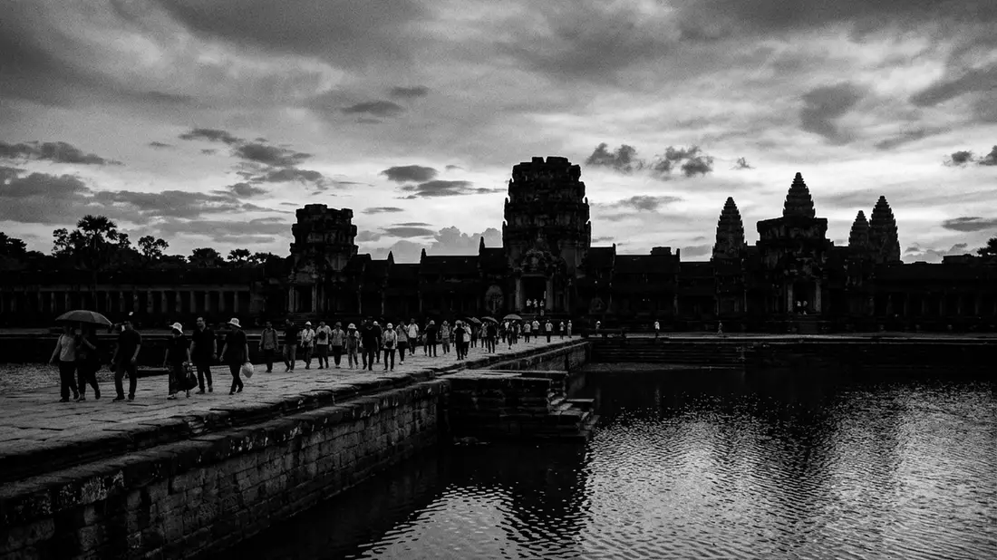Schwarzweiss-Reportage vom Wahrzeichen Angkor Wat in Siem Reap, Kambodscha