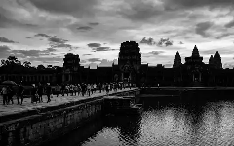 Schwarzweiss-Reportagebild vom Wahrzeichen Angkor Wat in Siem Reap Kambodscha, dokumentarische Reisefotografie mit starken Kontrasten - Foto: THN