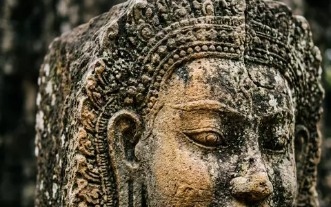 Extreme Makroaufnahme eines Materialdetails am Wahrzeichen Bayon-Tempel in Siem Reap Kambodscha, taktile Struktur und weiches - Foto: THN
