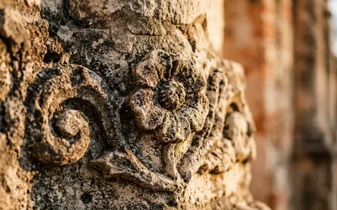 Extreme Makroaufnahme eines Materialdetails am Wahrzeichen The Alamo in San Antonio USA, taktile Struktur und - Foto: THN