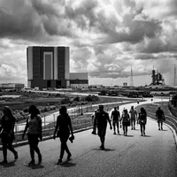 Schwarzweiss-Reportagebild vom Wahrzeichen Kennedy Space Center in Merritt Island USA, dokumentarische Reisefotografie mit starken Kontrasten - Foto: THN
