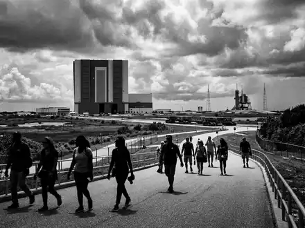 Schwarzweiss-Reportagebild vom Wahrzeichen Kennedy Space Center in Merritt Island USA, dokumentarische Reisefotografie mit starken Kontrasten - Foto: THN