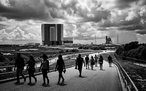 Schwarzweiss-Reportagebild vom Wahrzeichen Kennedy Space Center in Merritt Island USA, dokumentarische Reisefotografie mit starken Kontrasten - Foto: THN