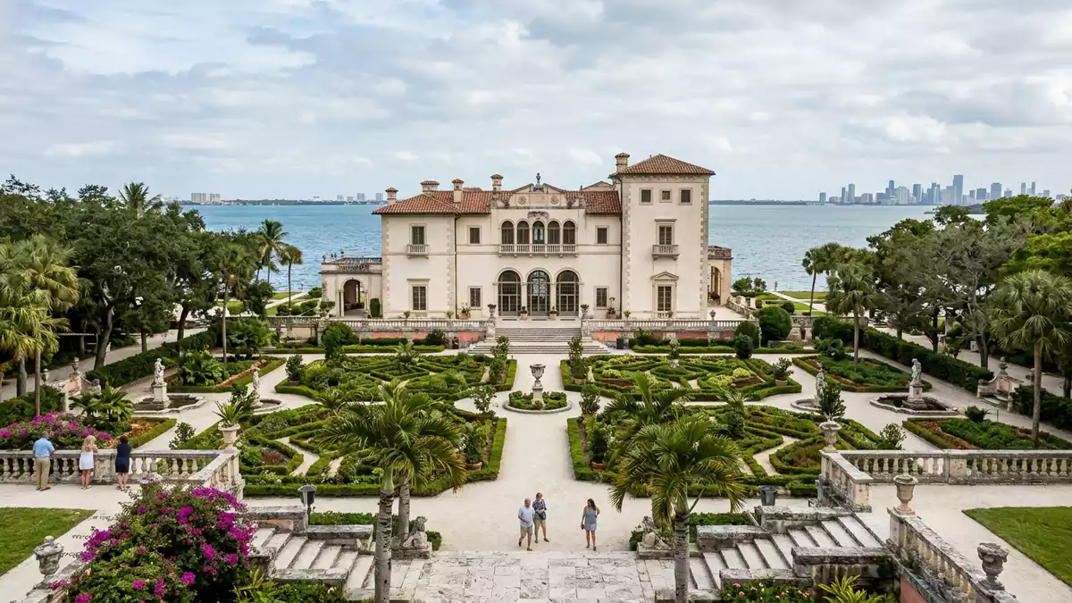 Editorial-Reisemagazinbild vom Wahrzeichen Vizcaya Museum and Gardens in Miami, USA