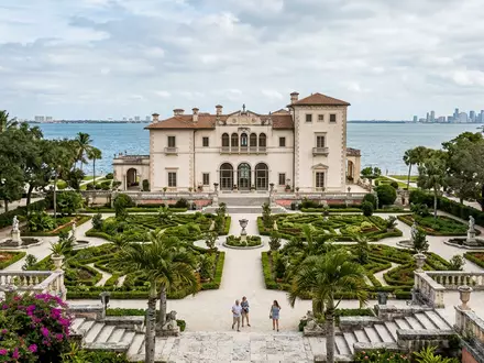 Editorialbild im Reisemagazin-Stil vom Wahrzeichen Vizcaya Museum and Gardens in Miami USA, ausgewogene Bildgestaltung und - Foto: THN