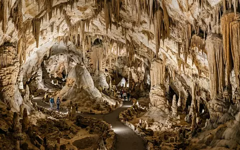 Editorialbild im Reisemagazin-Stil vom Wahrzeichen Carlsbad-Caverns-Nationalpark in Carlsbad USA, ausgewogene Bildgestaltung und natuerliches Umgebungslicht - Foto: THN
