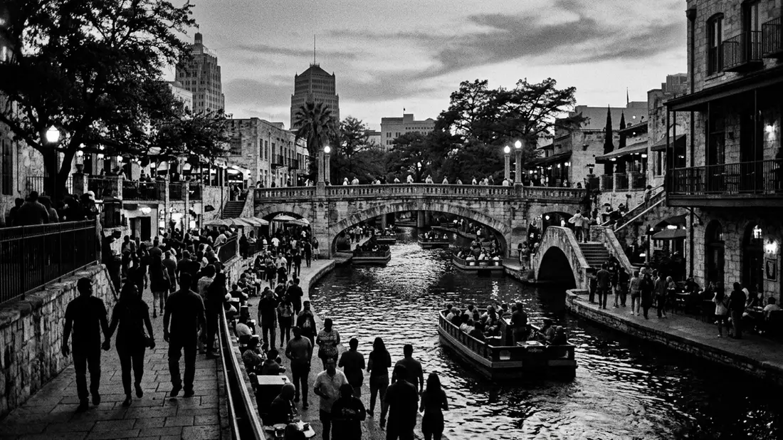 Schwarzweiss-Reportage vom Wahrzeichen San Antonio River Walk in San Antonio, USA