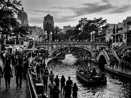 Schwarzweiss-Reportagebild vom Wahrzeichen San Antonio River Walk in San Antonio USA, dokumentarische Reisefotografie mit starken - Foto: THN
