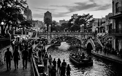 Schwarzweiss-Reportagebild vom Wahrzeichen San Antonio River Walk in San Antonio USA, dokumentarische Reisefotografie mit starken - Foto: THN