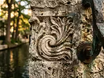 Extreme Makroaufnahme eines Materialdetails am Wahrzeichen San Antonio River Walk in San Antonio USA, taktile - Foto: THN