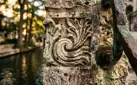 Extreme Makroaufnahme eines Materialdetails am Wahrzeichen San Antonio River Walk in San Antonio USA, taktile - Foto: THN