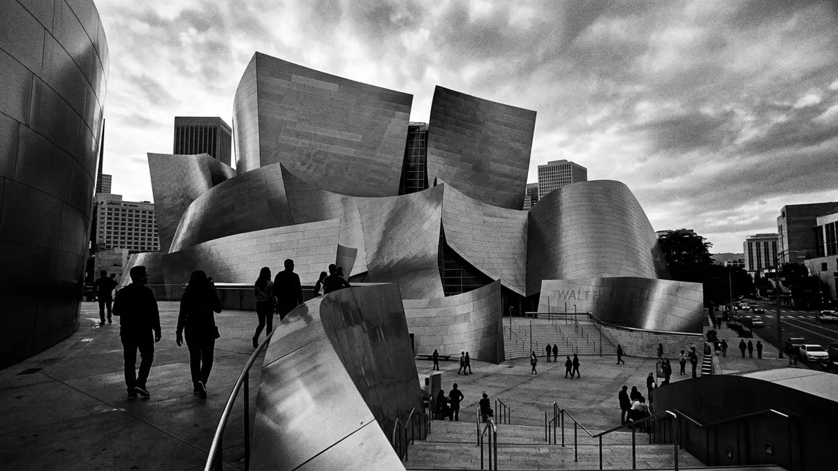 Schwarzweiss-Reportage vom Wahrzeichen Walt Disney Concert Hall in Los Angeles, USA