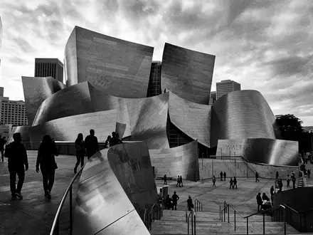Schwarzweiss-Reportagebild vom Wahrzeichen Walt Disney Concert Hall in Los Angeles USA, dokumentarische Reisefotografie mit starken - Foto: THN