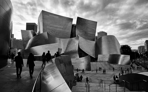 Schwarzweiss-Reportagebild vom Wahrzeichen Walt Disney Concert Hall in Los Angeles USA, dokumentarische Reisefotografie mit starken - Foto: THN