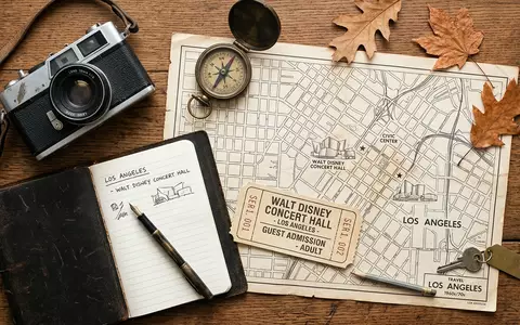 Flatlay-Reise-Arrangement rund um Walt Disney Concert Hall in Los Angeles USA, Karte Kompass Kamera und - Foto: THN