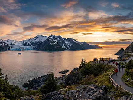 Fotorealistische Panoramaaufnahme von Kenai-Fjords-Nationalpark in Seward USA, warmes Abendlicht auf Wahrzeichen im Reisemotiv - Foto: THN
