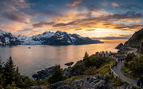 Fotorealistische Panoramaaufnahme von Kenai-Fjords-Nationalpark in Seward USA, warmes Abendlicht auf Wahrzeichen im Reisemotiv - Foto: THN