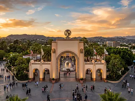 Fotorealistische Panoramaaufnahme von Universal Studios Hollywood in Los Angeles USA, warmes Abendlicht auf Wahrzeichen - Foto: THN