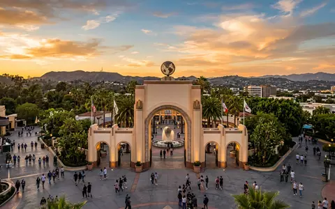Fotorealistische Panoramaaufnahme von Universal Studios Hollywood in Los Angeles USA, warmes Abendlicht auf Wahrzeichen - Foto: THN