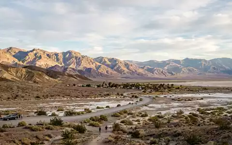 Editorialbild im Reisemagazin-Stil vom Wahrzeichen Death-Valley-Nationalpark in Furnace Creek USA, ausgewogene Bildgestaltung und natuerliches Umgebungslicht - Foto: THN
