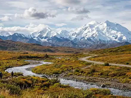 Editorialbild im Reisemagazin-Stil vom Wahrzeichen Denali-Nationalpark in Denali Park USA, ausgewogene Bildgestaltung und natuerliches Umgebungslicht - Foto: THN